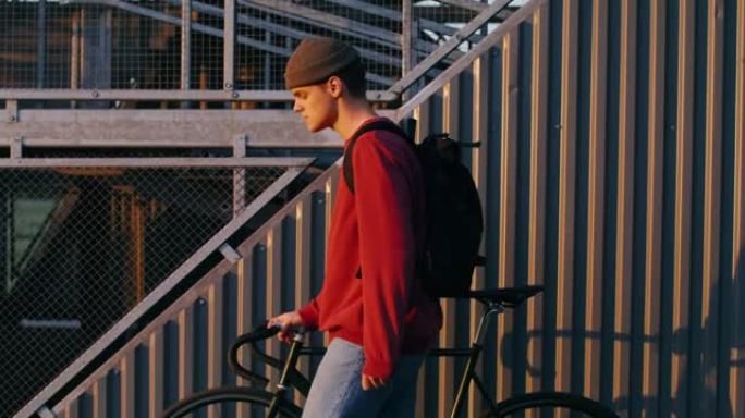 一个年轻人手里拿着自行车，绕着城市转