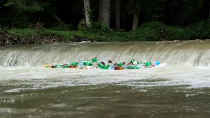 水资源的生态灾难。河水中的塑料瓶和垃圾。