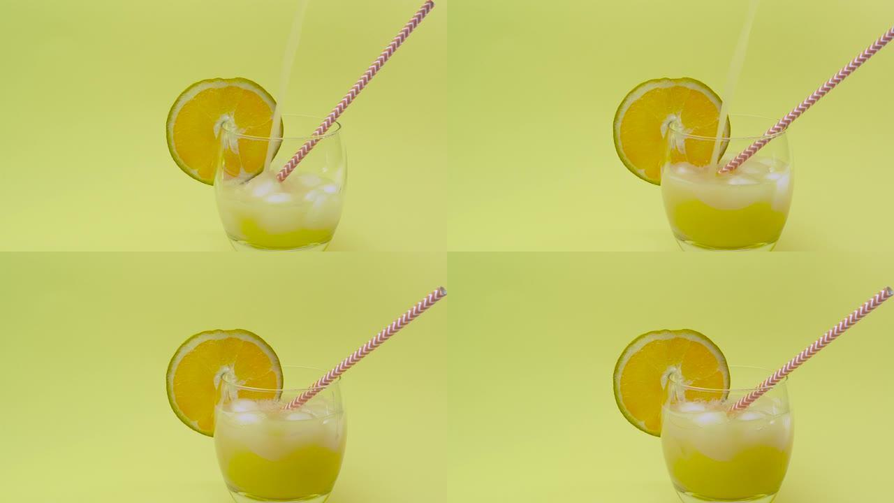 冰天然果汁。酒精饮料正在倾泻。鸡尾酒。将黄色柠檬水从水罐中倒入装有冰块的玻璃杯中。橙汁或菠萝汁