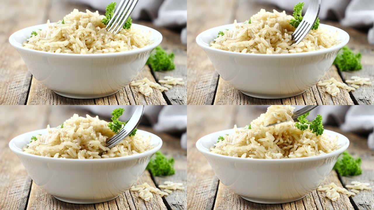 一碗米饭和叉子