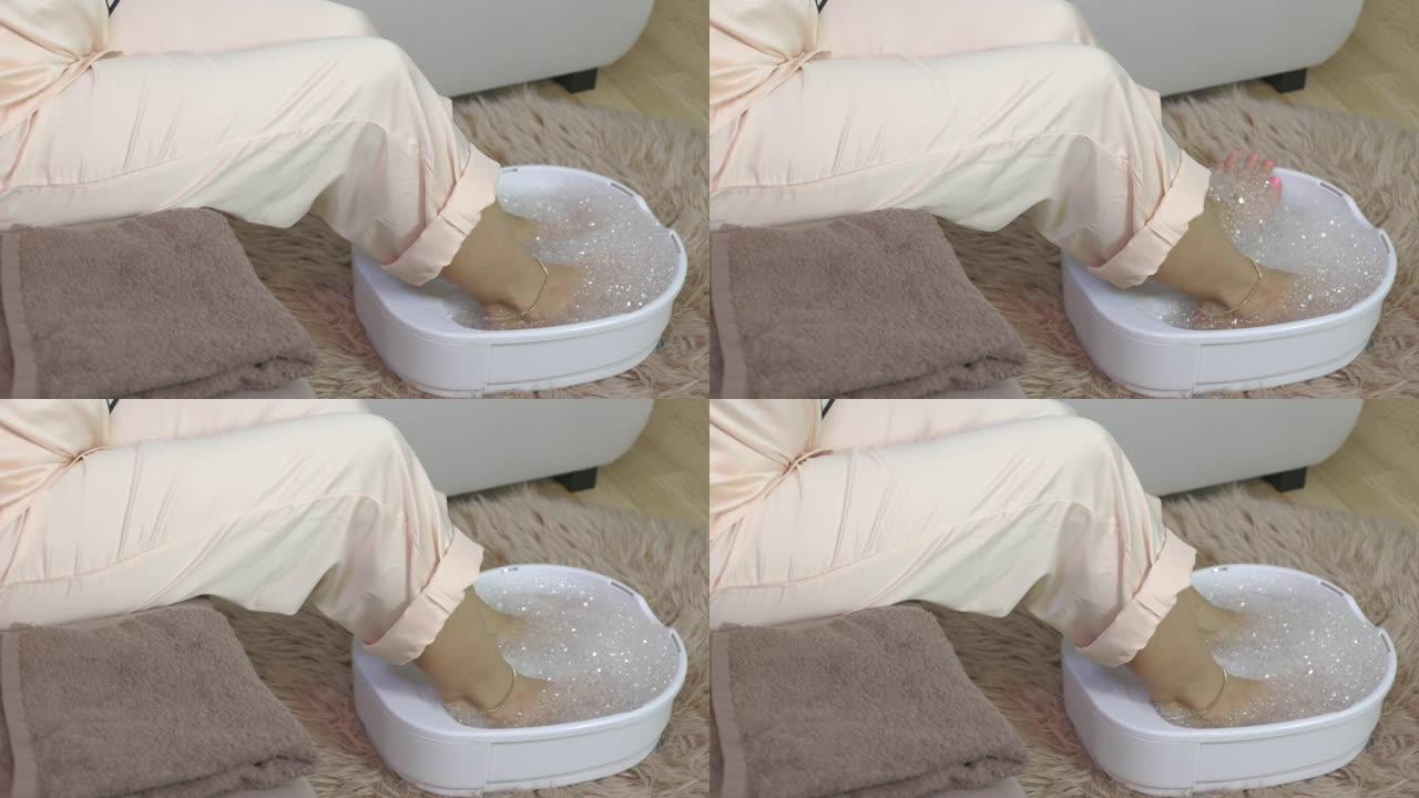 用泡沫振动足浴中的女性脚
