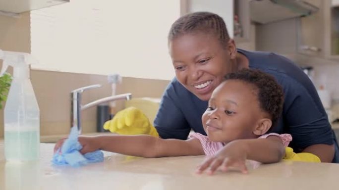 一名年轻母女在家打扫卫生的4k录像