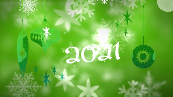 2021文字和悬挂圣诞装饰的雪花漂浮在绿色背景