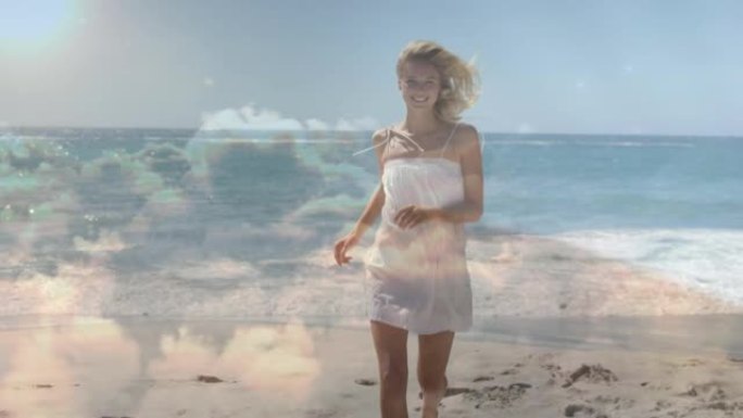 微笑的白人妇女在海滩上行走的云彩动画