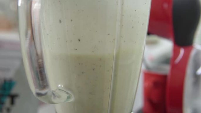 用猕猴桃搅拌机制备牛奶冰沙。选择性聚焦