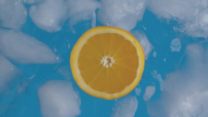在水中加冰的橙片