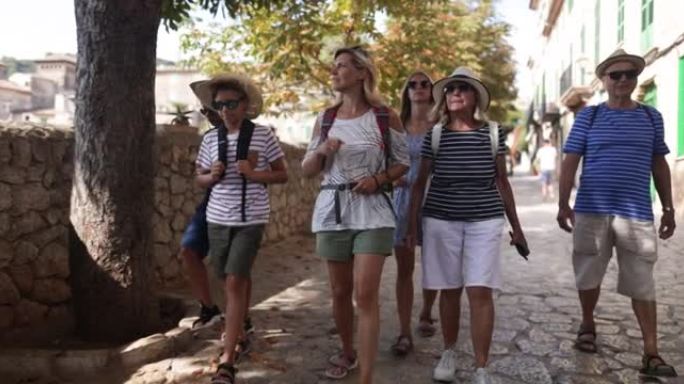 多代家庭观光美丽的小镇瓦尔德摩萨，马略卡岛，西班牙