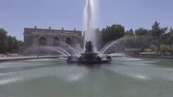 塔什干的夏季城市喷泉