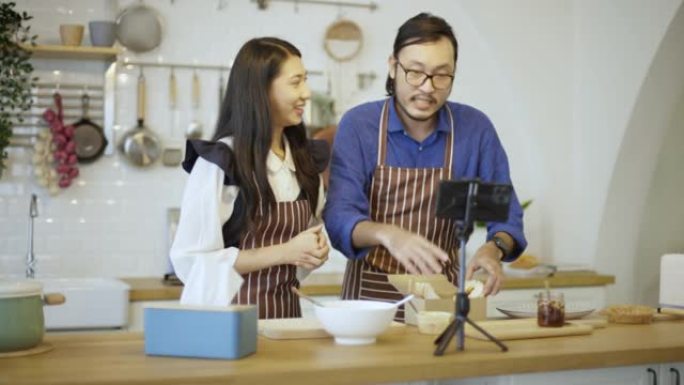 亚洲夫妇vlog直播在厨房制作三明治