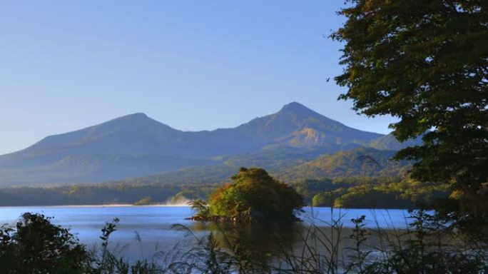 平静的波浪湖和万代山