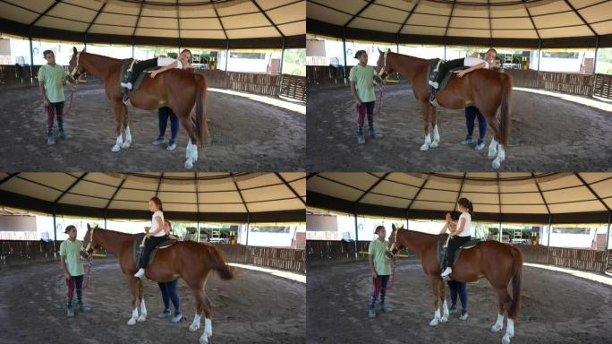 自闭症女孩在私人中心接受马匹治疗。