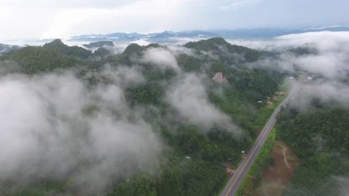 通过带有雾的局部山脉的道路的鸟瞰图