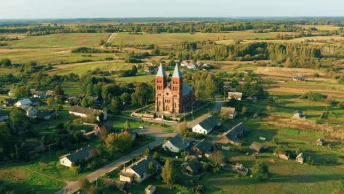 白俄罗斯维捷布斯克Voblast Braslaw区伊卡津。上帝身体教堂的鸟瞰图