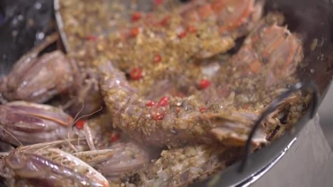 大蒜和辣椒炒螳螂虾，泰国香草煮螳螂虾