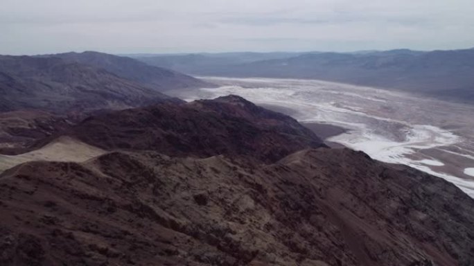 但丁在死亡谷的观点。背景中的山区和咸区。但丁的景色提供了南部死亡谷盆地的全景。加利福尼亚