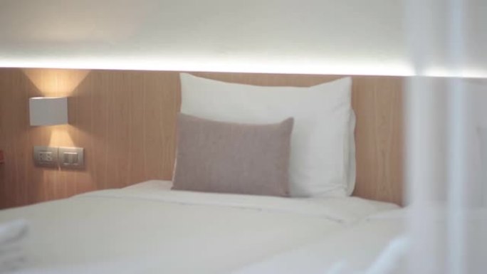 酒店卧室内部的双人枕头和床