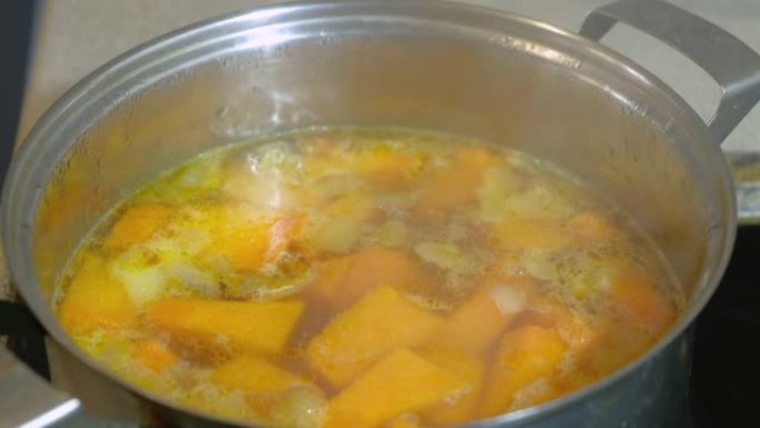 烤后，将南瓜块在平底锅中加水炖。