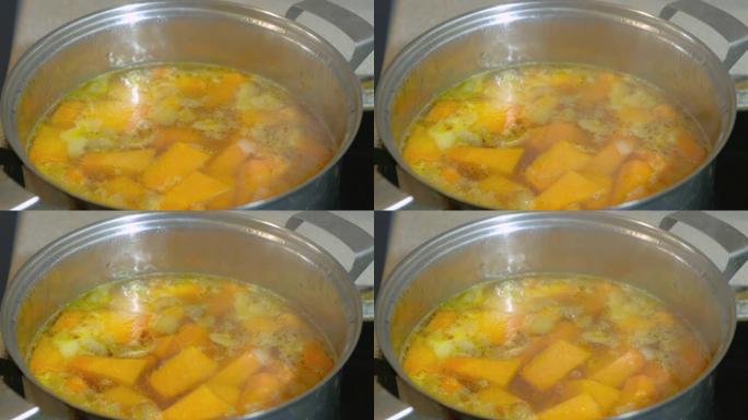 烤后，将南瓜块在平底锅中加水炖。