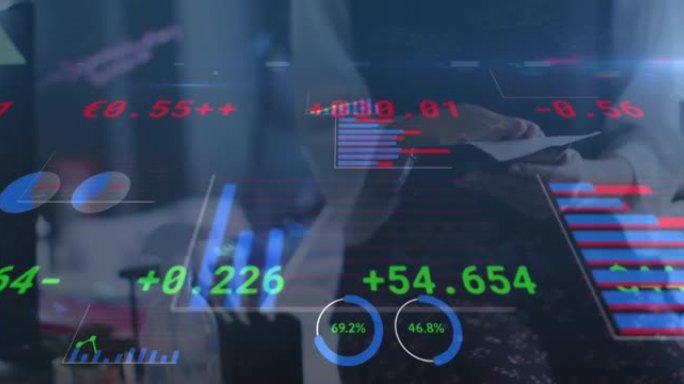 办公室女商人消毒平板电脑上的财务数据处理动画
