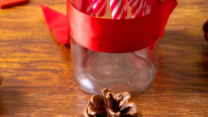 木制背景上的糖果和松果圣诞装饰品的组成