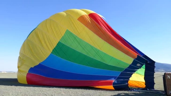 放气的彩虹色热气球躺在侧面
