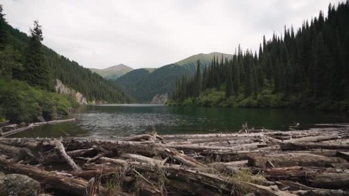 哈萨克斯坦山区绿松石湖的风景