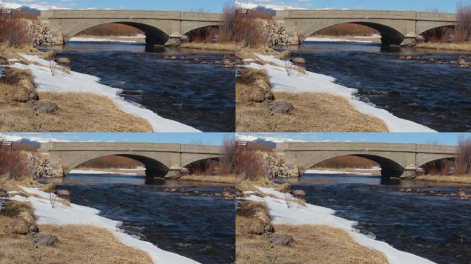 在一座桥下的阿肯色河中流动的水