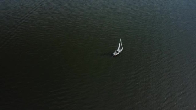 在湖中航行的船的俯视图