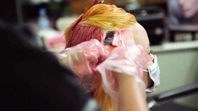 年轻女子在美容院垂死头发