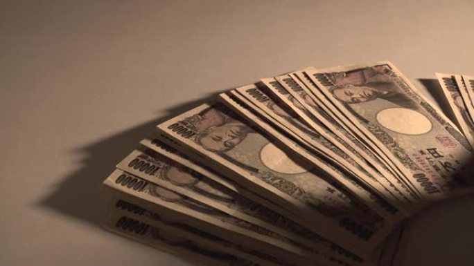 摊开桌子上的10,000日元钞票。