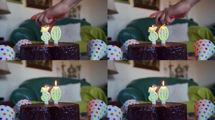 男子点燃巧克力生日蛋糕上的生日蜡烛，准备庆祝自己的30岁生日