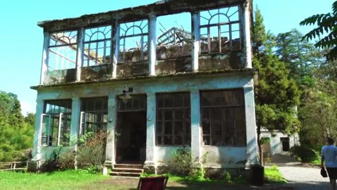 破旧的房子，站在丛林里。乔治亚在Tsikhisdziri村。