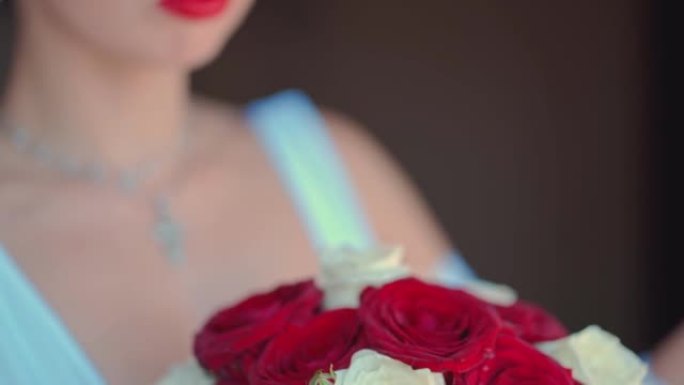 美丽新娘手中的婚礼花束，婚礼仪式上的新娘手持大婚礼花束，新娘手中的婚礼花束