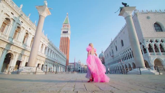 威尼斯的圣马克广场和粉红色连衣裙的女孩