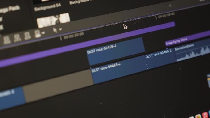 在后期制作中使用素材。编辑视频片段。用于编辑视频的软件界面。视频专业后期制作。在计算机上工作的视频编