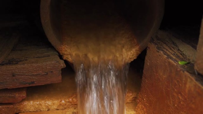 铁过量的水从大管里流出。管壁生锈。