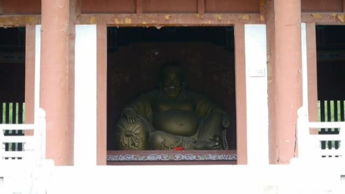看到弥勒菩萨像，从中国古建筑门进入院子