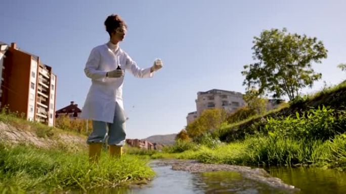 女科学家，在野外工作时观察采样的城市水