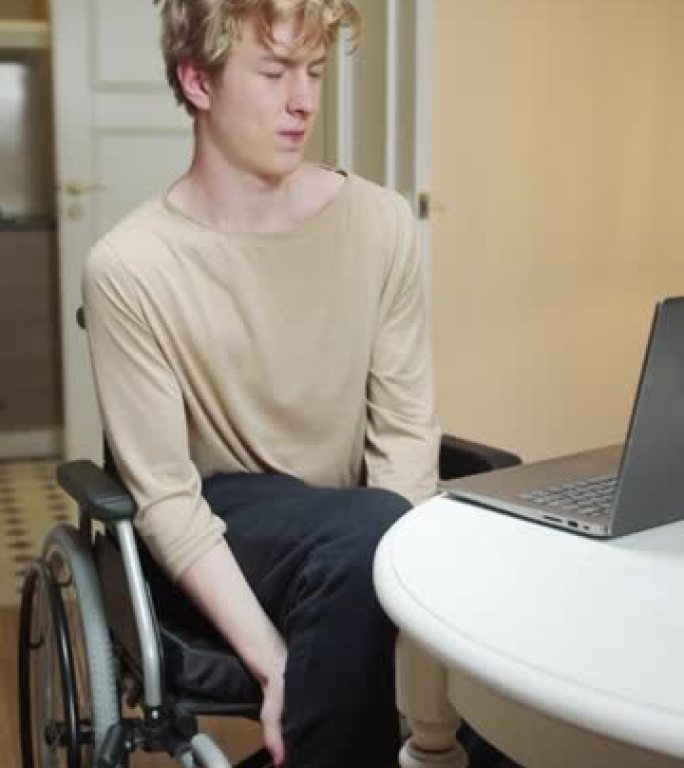 一个年轻的残疾人正在按摩他的腿