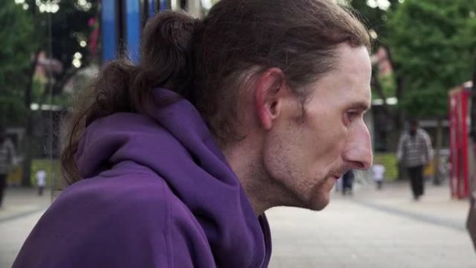 无家可归的吸烟和慈善事业: 在街上失业
