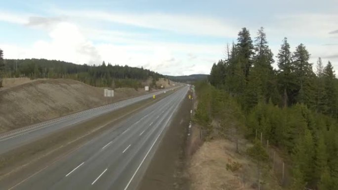 加拿大山区景观中一条风景优美的高速公路的鸟瞰图