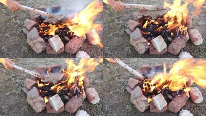 篝火烤土豆，户外休闲活动。