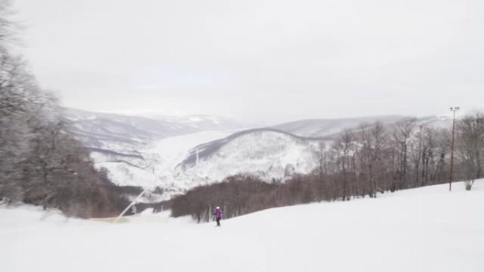 女孩在马其顿马夫罗沃滑雪中心的斜坡上滑雪