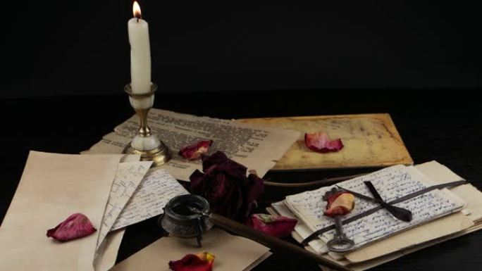 蜡烛，干玫瑰和旧家庭档案