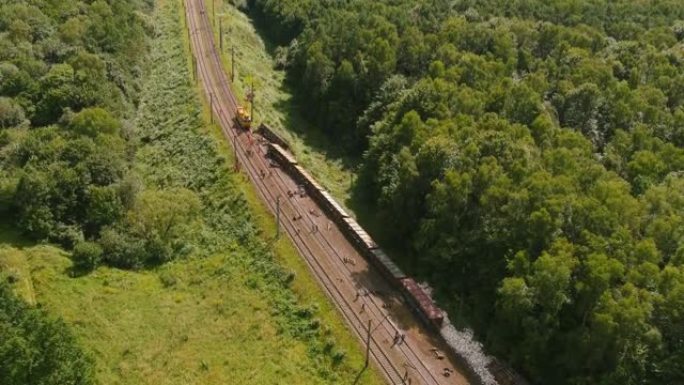 Arial视图。火车事故。救援救援工作正在进行中机车出轨