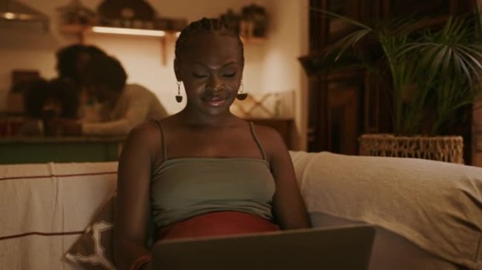 一名年轻孕妇在家中使用笔记本电脑的4k录像