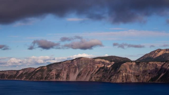 时间流逝-火山口湖山脉上美丽的云层