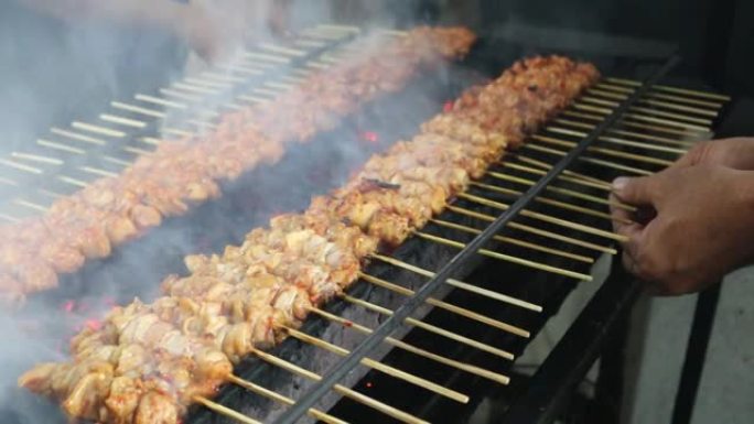 鸡肉沙爹或鸡皮沙爹是用香料和红辣椒酱腌制的烤鸡串