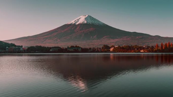 日本的秋季雪顶山富士山大景航拍