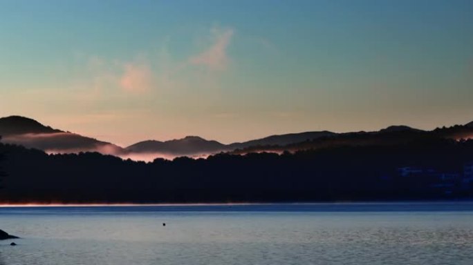 旭日照耀的日原湖和山景